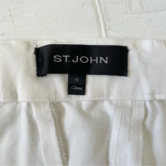 ST JOHN Emma White Capri with Navy Stripes On Hem Size 16  display picture 1